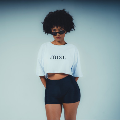 Crop Top MIEL Blanco - Colección Oficial x Bou Entertainment