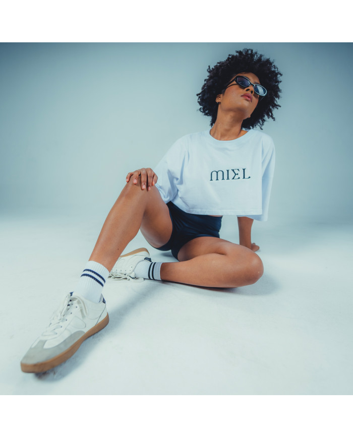 Crop Top MIEL Blanco - Colección Oficial x Bou Entertainment