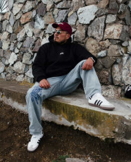 Hoodie “Ecuatorianos” – BOU (Negro)