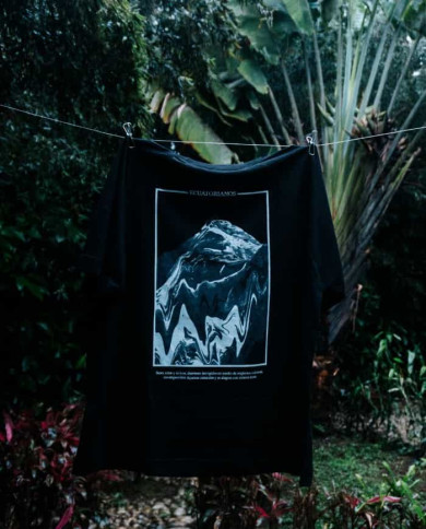 Camiseta “Ecuatorianos” – BOU (Negra)