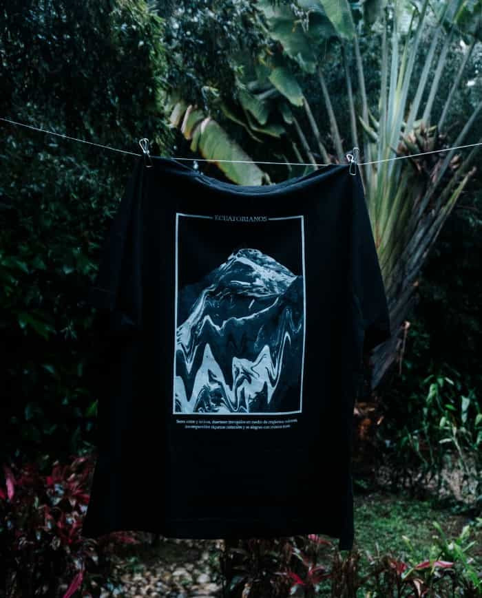 Camiseta “Ecuatorianos” – BOU (Negra)