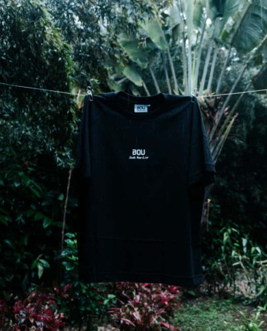 Camiseta “Ecuatorianos” – BOU (Negra)