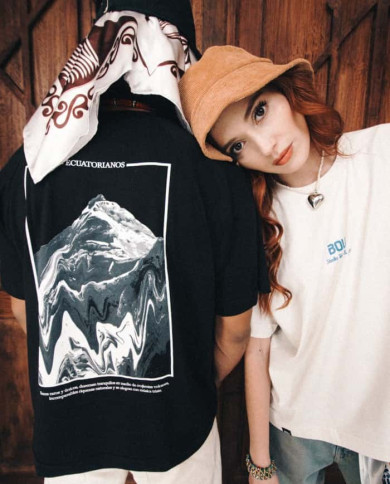 Camiseta “Ecuatorianos” – BOU (Negra)