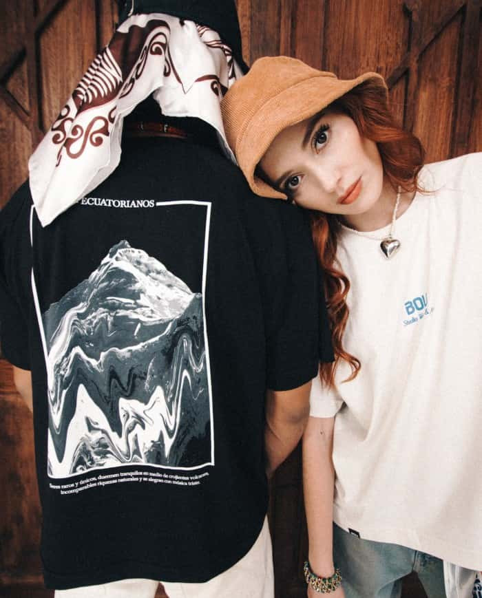 Camiseta “Ecuatorianos” – BOU (Negra)