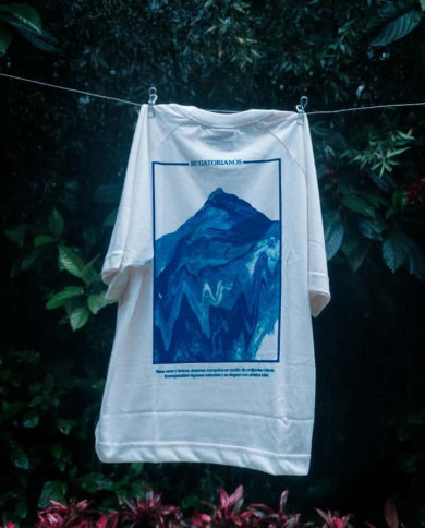 Camiseta “Ecuatorianos” – BOU (Nácar)