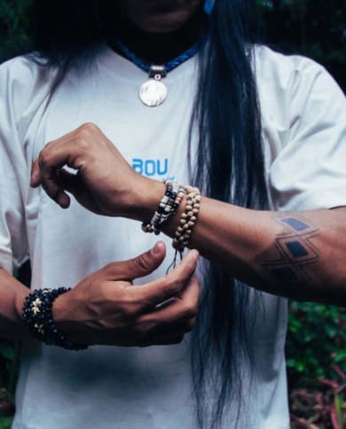 Camiseta “Ecuatorianos” – BOU (Nácar)
