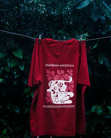 Camiseta “Guardián Ancestral” – BOU (Vino)